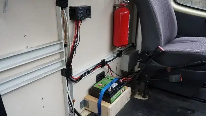 Erfahrungsbericht: Zweitbatterie & Ladebooster in Van installieren